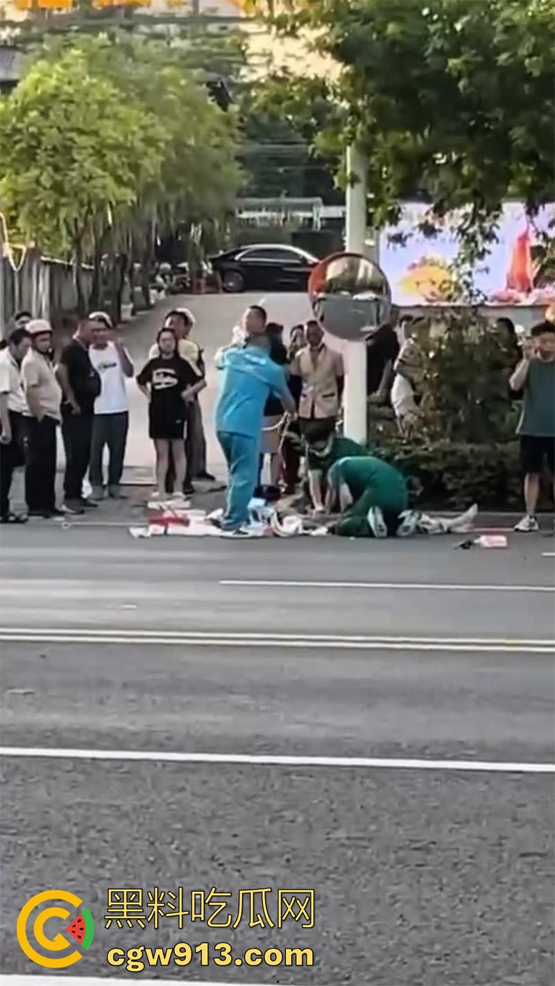 骑车扣逼送命真是爽死了!广东清远小仙女,骑车被后座精神小伙扣穴,结果爽过头出车祸,因未戴头盔当场死亡!-6