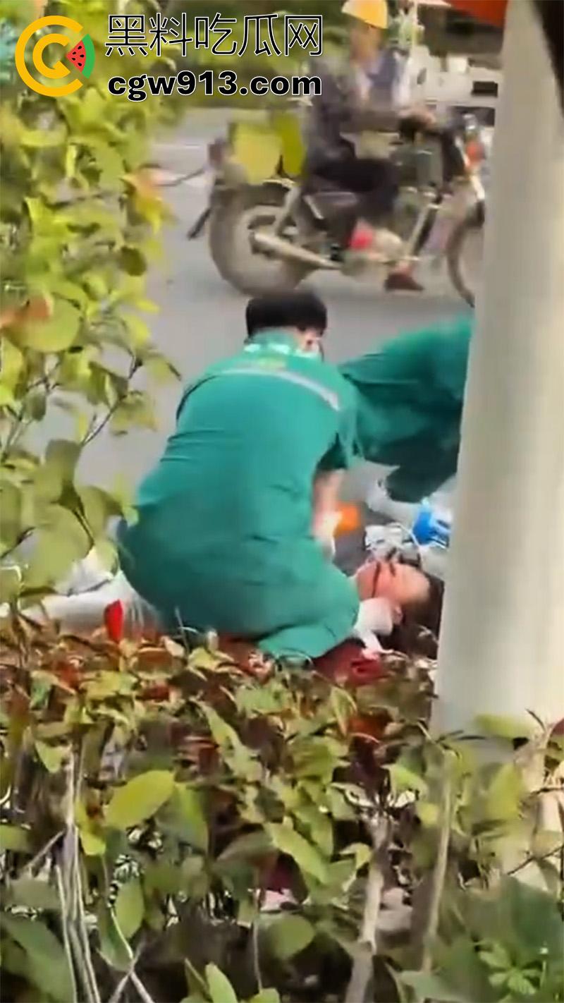 骑车扣逼送命真是爽死了!广东清远小仙女,骑车被后座精神小伙扣穴,结果爽过头出车祸,因未戴头盔当场死亡!-7