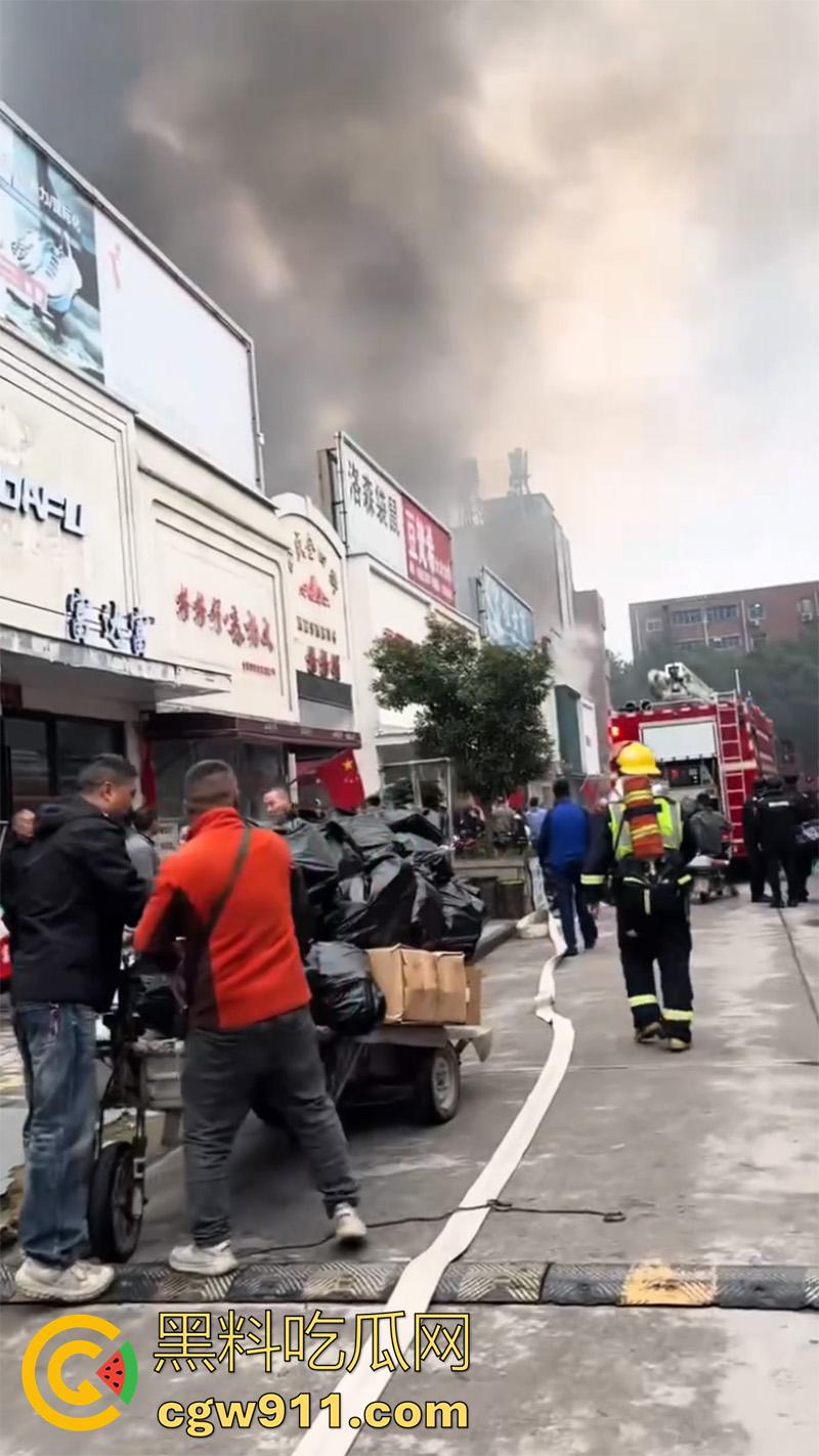 郑州市二七区合盛鞋城,上午发生重大火灾,据说这个鞋城已经是第二次着火,距上一次着火仅过去几个月!-1