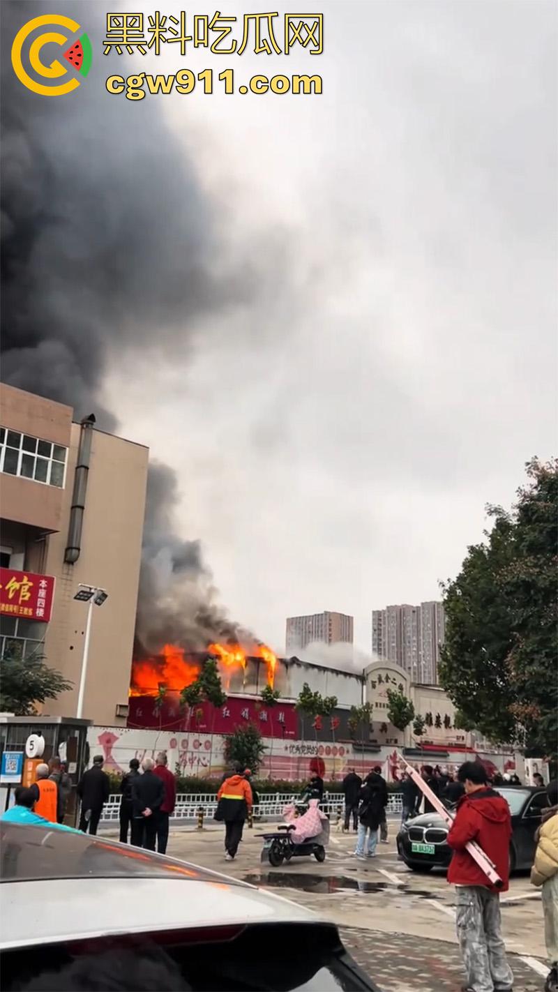郑州市二七区合盛鞋城,上午发生重大火灾,据说这个鞋城已经是第二次着火,距上一次着火仅过去几个月!-7