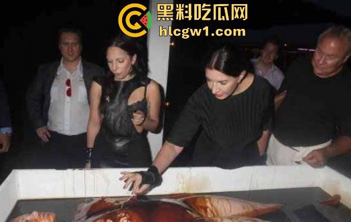 萝莉岛事件持续发酵!【赛琳娜】被曝出席吹牛老爹私人派对,闺蜜偷拍流出,私下玩得飞起!-6