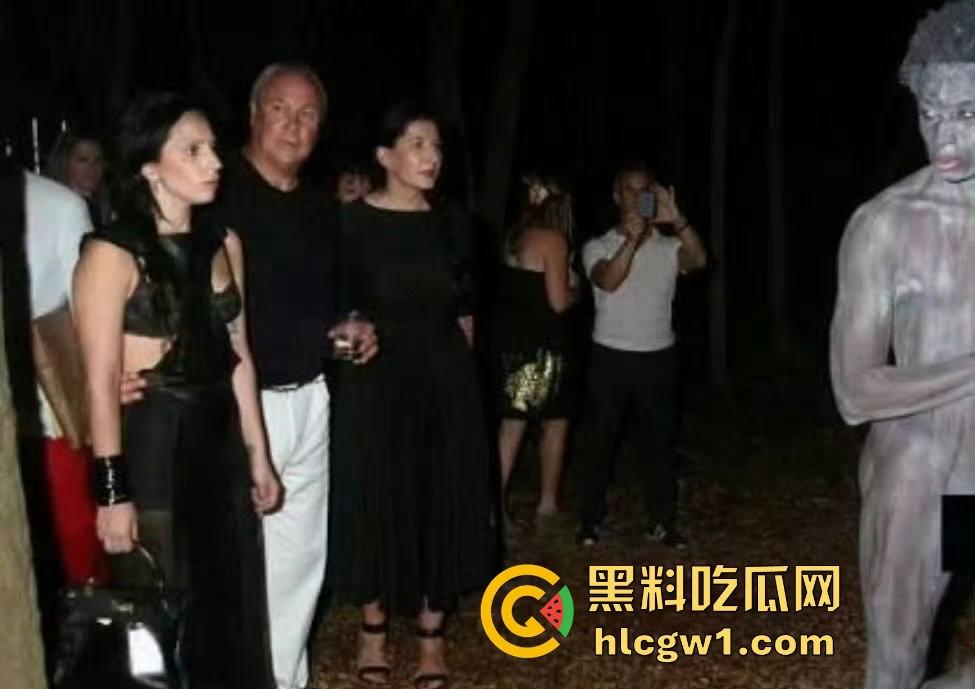 萝莉岛事件持续发酵!【赛琳娜】被曝出席吹牛老爹私人派对,闺蜜偷拍流出,私下玩得飞起!-7