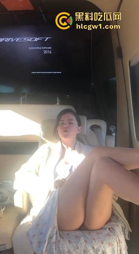 萝莉岛事件持续发酵!【赛琳娜】被曝出席吹牛老爹私人派对,闺蜜偷拍流出,私下玩得飞起!-38