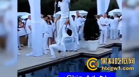 萝莉岛事件持续发酵!【赛琳娜】被曝出席吹牛老爹私人派对,闺蜜偷拍流出,私下玩得飞起!-47