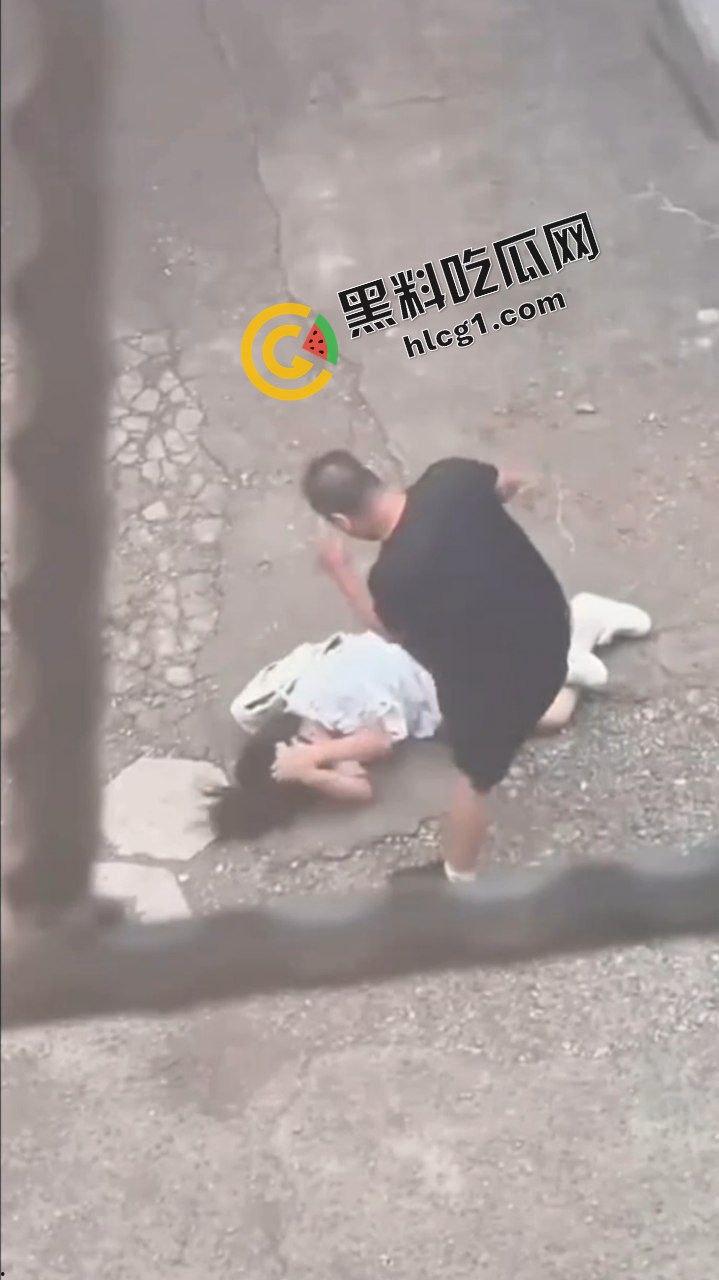 山西吕梁孝义 一男子当街殴打女子 痛下杀手 用脚踩砖头砸 被路人小姐姐报警 实拍视频传出!-5