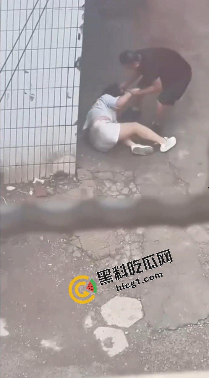 山西吕梁孝义 一男子当街殴打女子 痛下杀手 用脚踩砖头砸 被路人小姐姐报警 实拍视频传出!-6