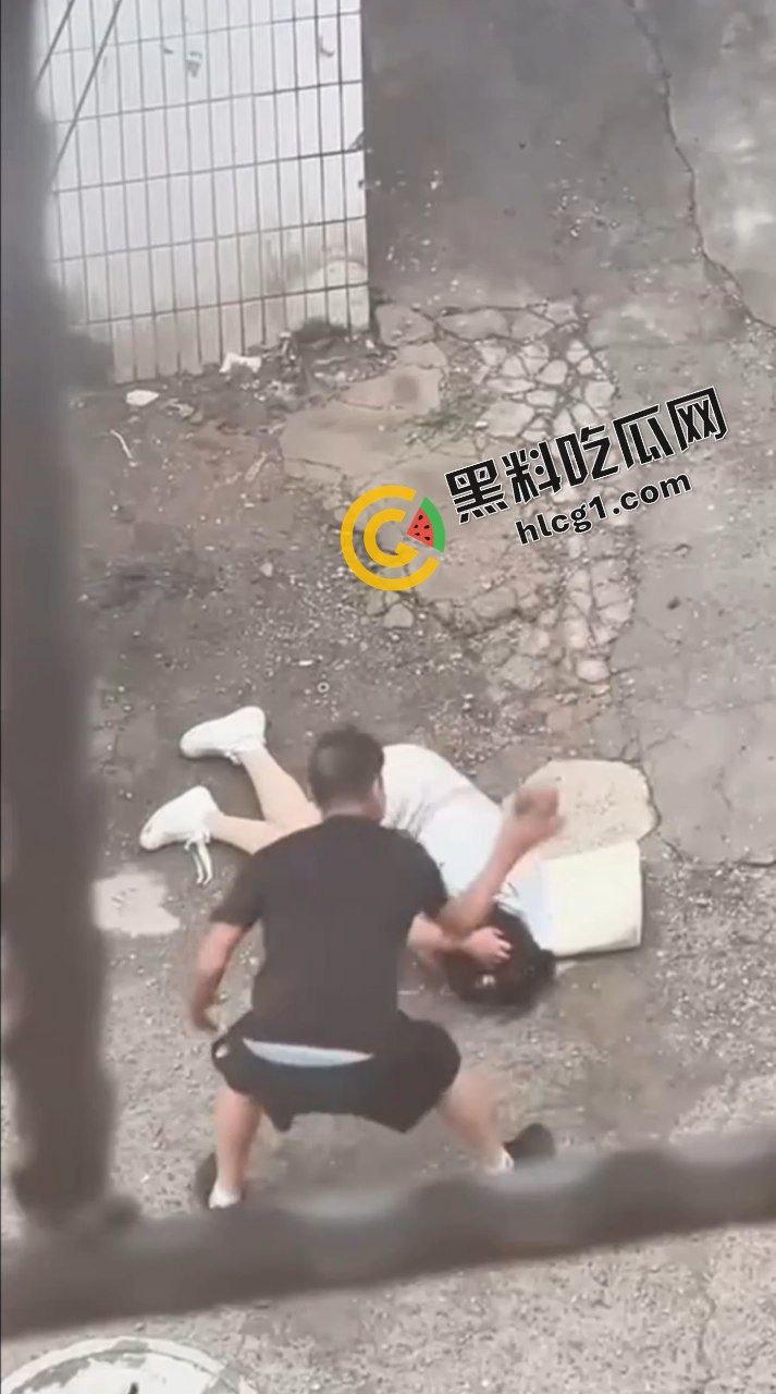 山西吕梁孝义 一男子当街殴打女子 痛下杀手 用脚踩砖头砸 被路人小姐姐报警 实拍视频传出!-8