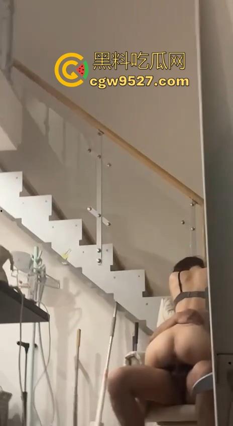 网上奔现清纯可爱瑶妹，饭后直奔主题，直接在客厅干了起来，全程自动骑乘，想不到竟然这么骚！-6