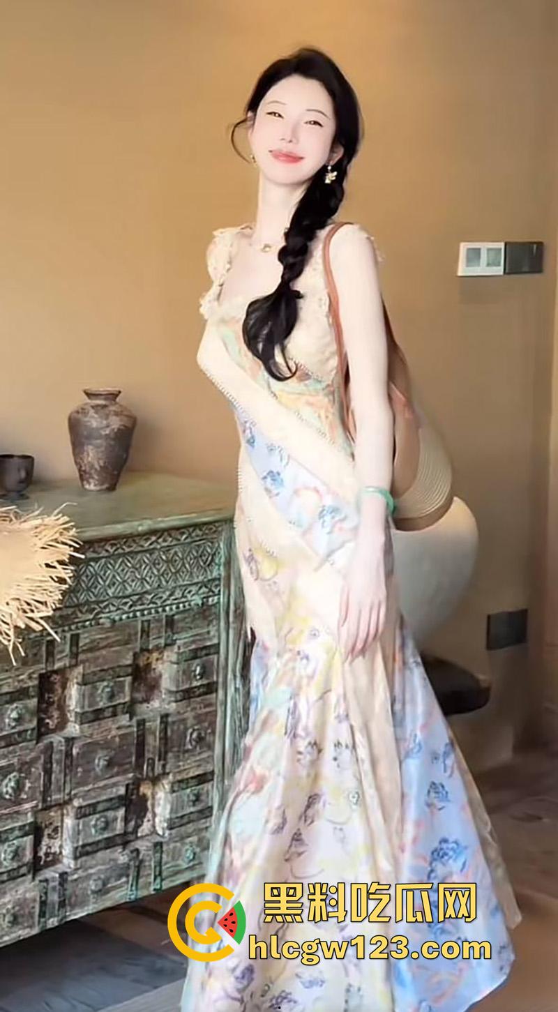 抖音服装界诈骗大神【Sun雅乔】，专坑无知小仙女，表面女神背地富人母狗，各种约炮群p淫荡至极！-10