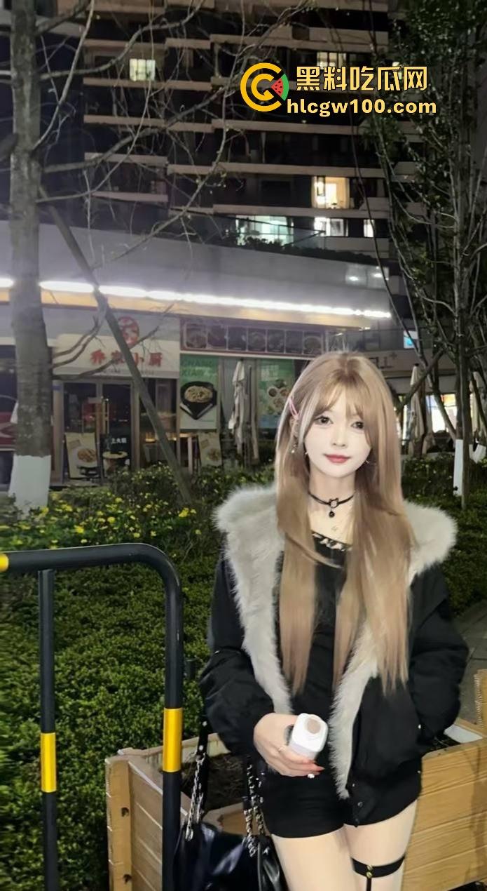 四川宜宾21岁清纯甜妹『 李东兰』深夜反差爆发,宿舍丝袜裹腿抖奶叫主人,还粉粉嫩嫩掰逼拍给你看骚B!-9