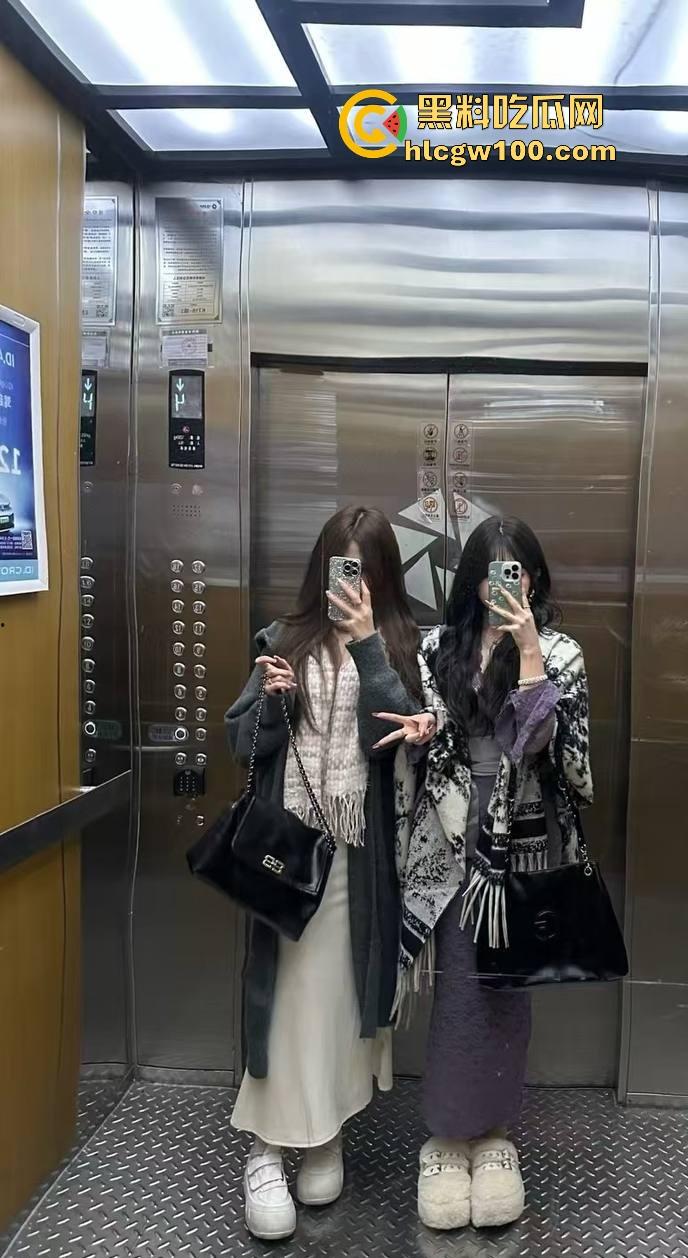 四川宜宾21岁清纯甜妹『 李东兰』深夜反差爆发,宿舍丝袜裹腿抖奶叫主人,还粉粉嫩嫩掰逼拍给你看骚B!-12