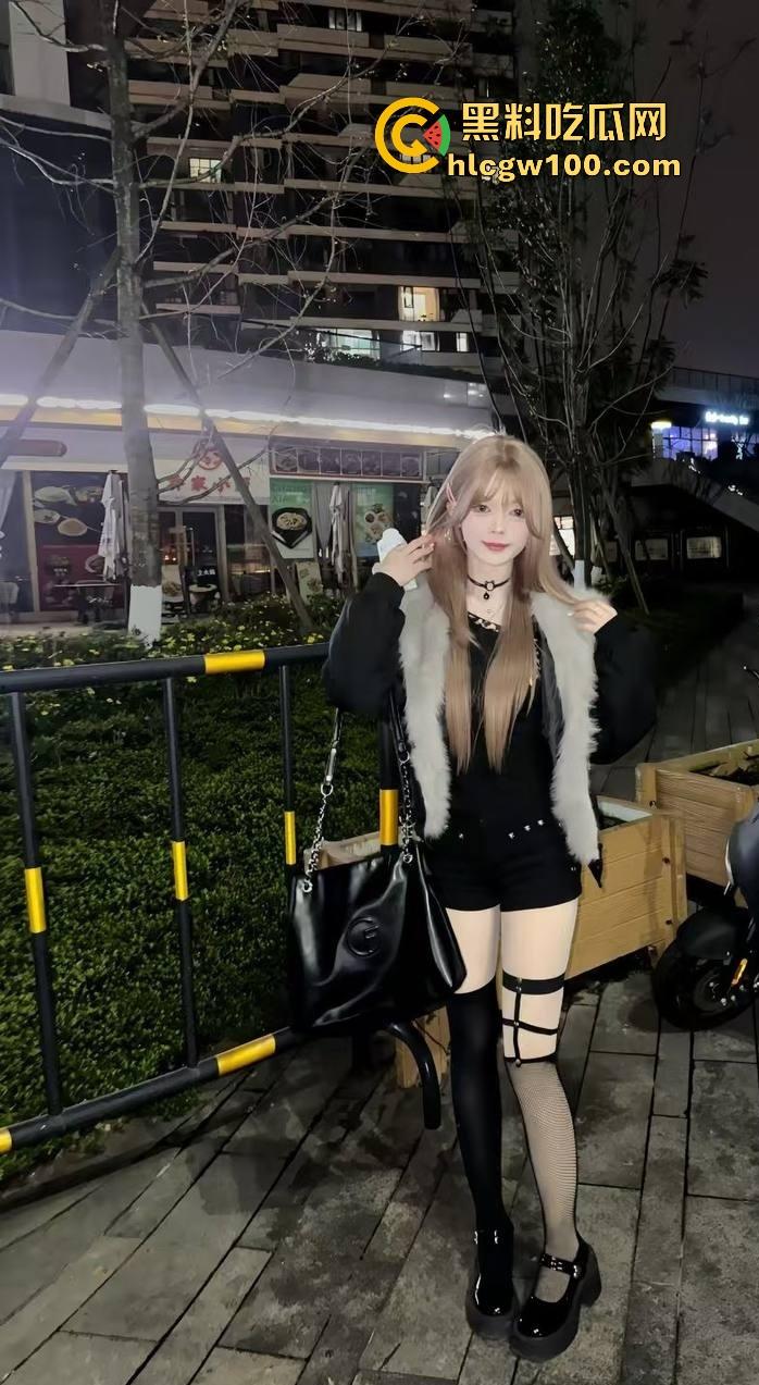 四川宜宾21岁清纯甜妹『 李东兰』深夜反差爆发,宿舍丝袜裹腿抖奶叫主人,还粉粉嫩嫩掰逼拍给你看骚B!-13