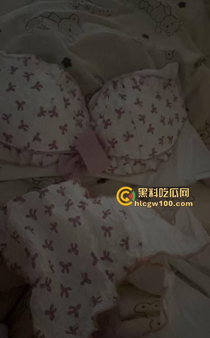 四川宜宾21岁清纯甜妹『 李东兰』深夜反差爆发,宿舍丝袜裹腿抖奶叫主人,还粉粉嫩嫩掰逼拍给你看骚B!-26