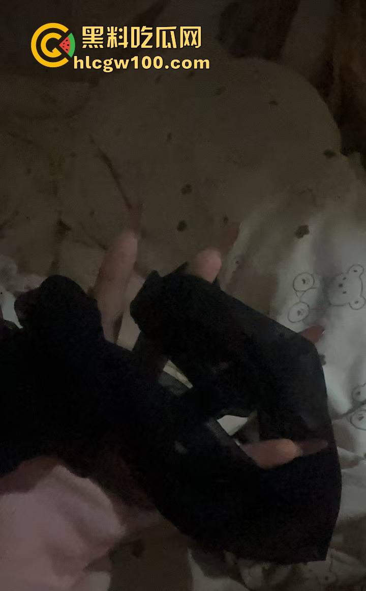 四川宜宾21岁清纯甜妹『 李东兰』深夜反差爆发,宿舍丝袜裹腿抖奶叫主人,还粉粉嫩嫩掰逼拍给你看骚B!-27