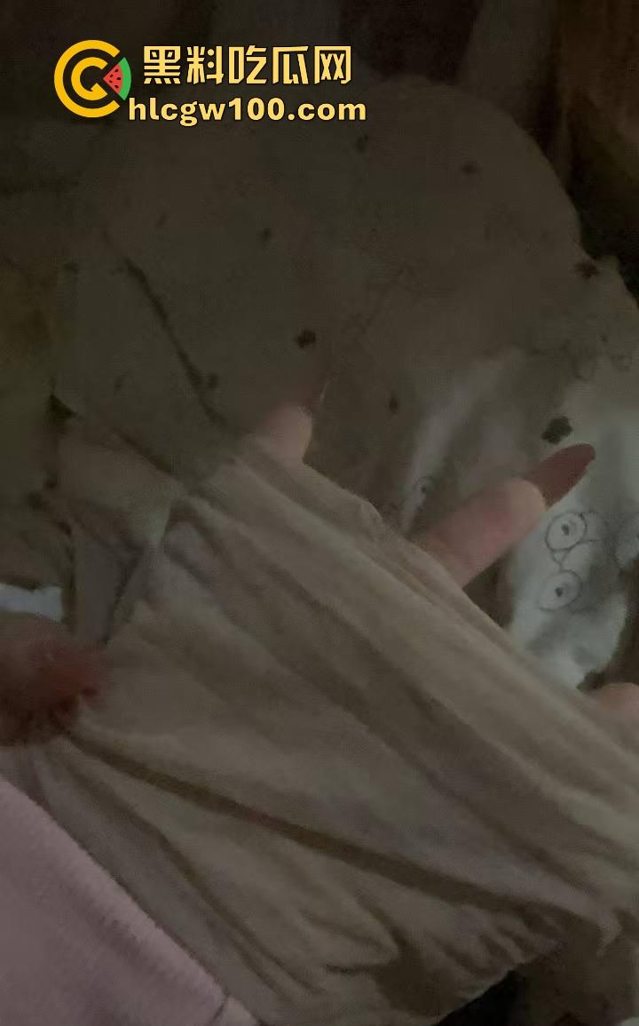 四川宜宾21岁清纯甜妹『 李东兰』深夜反差爆发,宿舍丝袜裹腿抖奶叫主人,还粉粉嫩嫩掰逼拍给你看骚B!-28