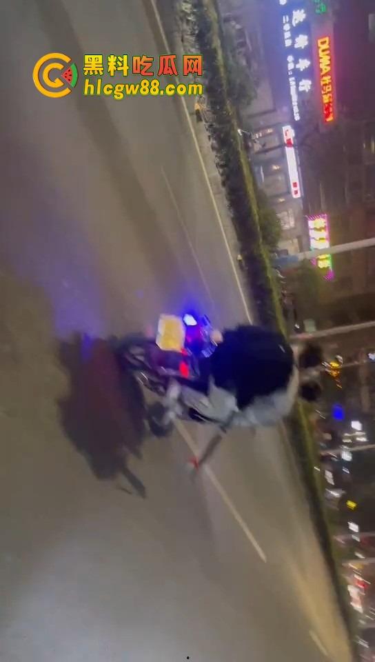 揭阳下架山精神小伙打架砸车,不讲武德鬼火摩托青龙刀操场开干,战地记者全程录炫耀!-1