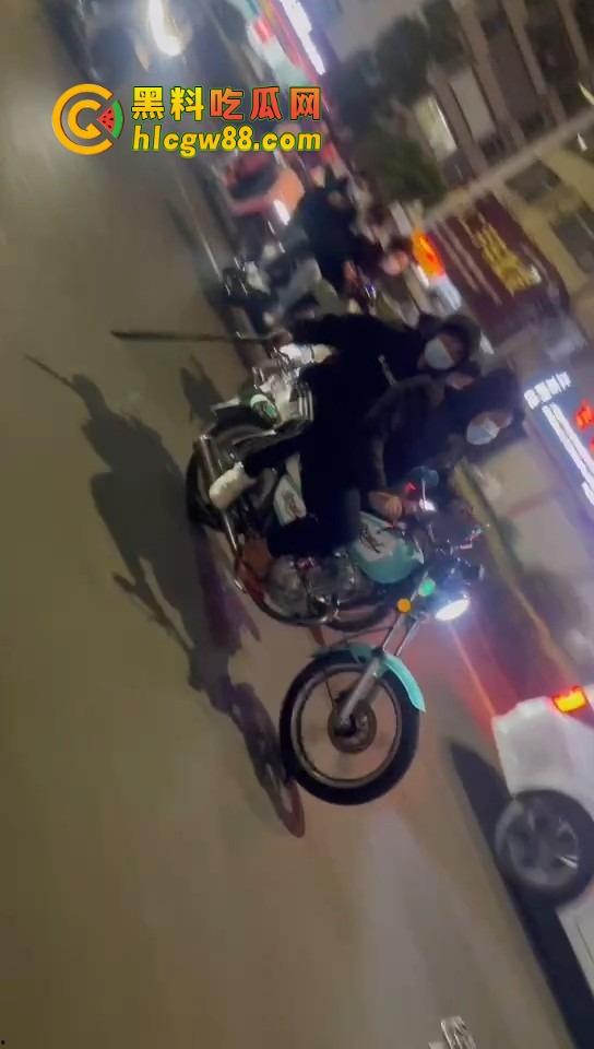 揭阳下架山精神小伙打架砸车,不讲武德鬼火摩托青龙刀操场开干,战地记者全程录炫耀!-2