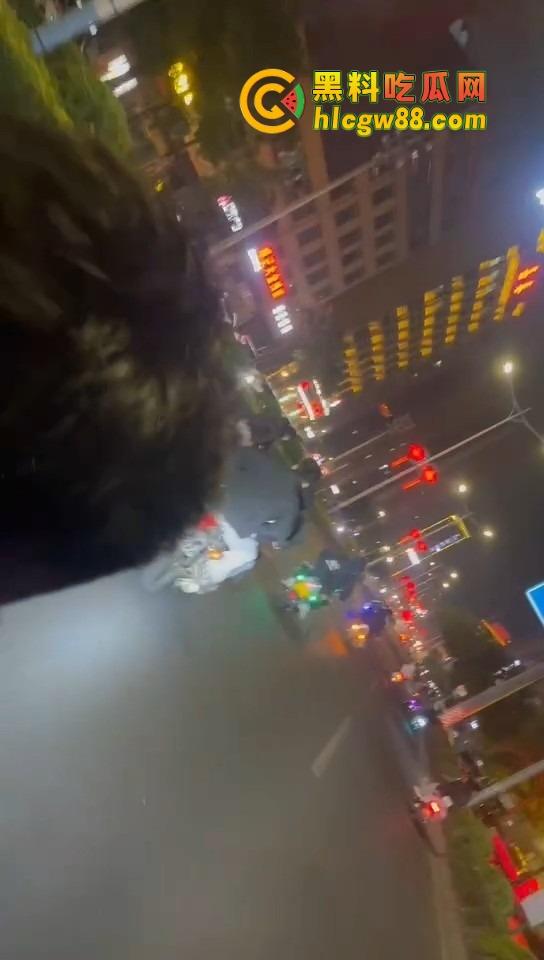 揭阳下架山精神小伙打架砸车,不讲武德鬼火摩托青龙刀操场开干,战地记者全程录炫耀!-3