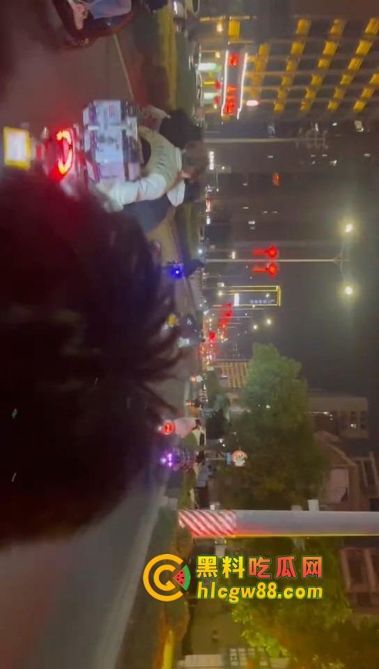 揭阳下架山精神小伙打架砸车,不讲武德鬼火摩托青龙刀操场开干,战地记者全程录炫耀!-4