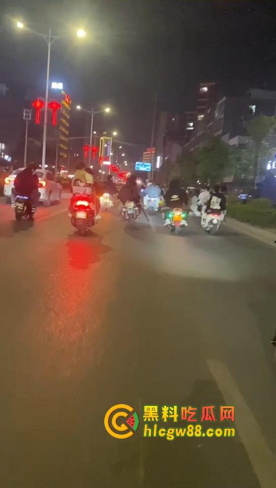 揭阳下架山精神小伙打架砸车,不讲武德鬼火摩托青龙刀操场开干,战地记者全程录炫耀!-5