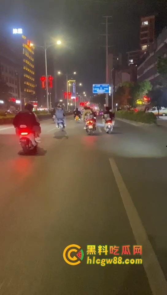 揭阳下架山精神小伙打架砸车,不讲武德鬼火摩托青龙刀操场开干,战地记者全程录炫耀!-6