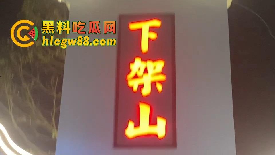 揭阳下架山精神小伙打架砸车,不讲武德鬼火摩托青龙刀操场开干,战地记者全程录炫耀!-7