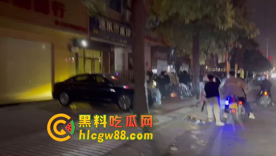 揭阳下架山精神小伙打架砸车,不讲武德鬼火摩托青龙刀操场开干,战地记者全程录炫耀!-8