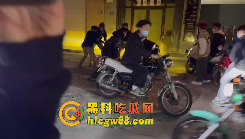 揭阳下架山精神小伙打架砸车,不讲武德鬼火摩托青龙刀操场开干,战地记者全程录炫耀!-9