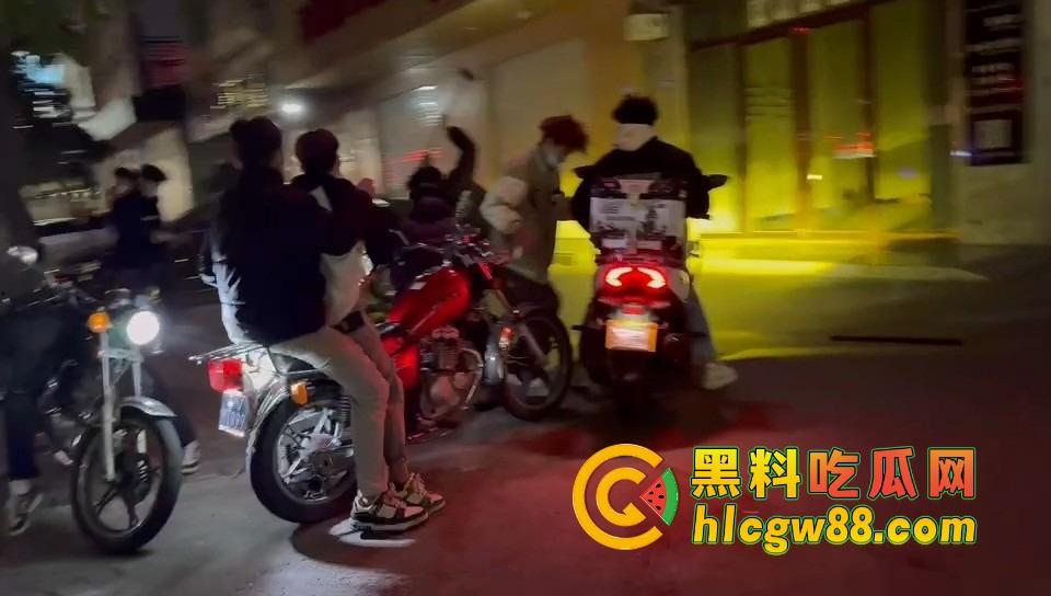 揭阳下架山精神小伙打架砸车,不讲武德鬼火摩托青龙刀操场开干,战地记者全程录炫耀!-11