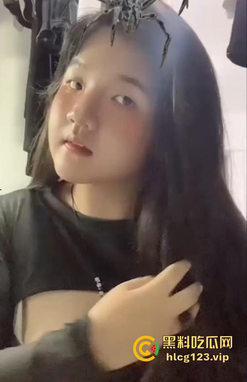 云南普洱学院【吴佳欣】06年大一巨乳新生 被全班男生追 最后被混混拿下一血-8