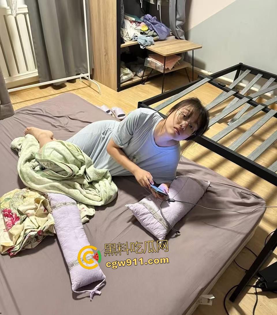 贵州小情侣出租屋偷爽,捆绑情趣衣搞得女孩想起身却被按,最后只能臣服大鸡巴!-1