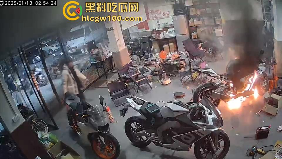 作死硬轰摩托油门导致起火,两个二逼有灭火器不用,短短5分钟整个店的摩托车都烧光了-1