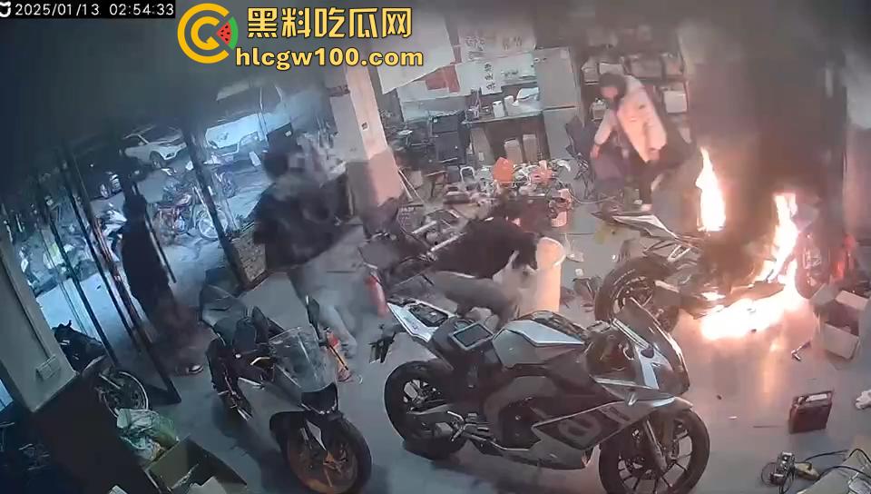 作死硬轰摩托油门导致起火,两个二逼有灭火器不用,短短5分钟整个店的摩托车都烧光了-2