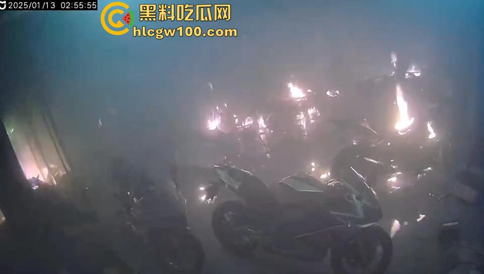 作死硬轰摩托油门导致起火,两个二逼有灭火器不用,短短5分钟整个店的摩托车都烧光了-3