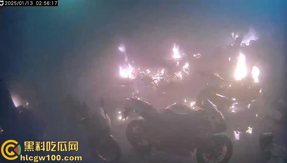 作死硬轰摩托油门导致起火,两个二逼有灭火器不用,短短5分钟整个店的摩托车都烧光了-4