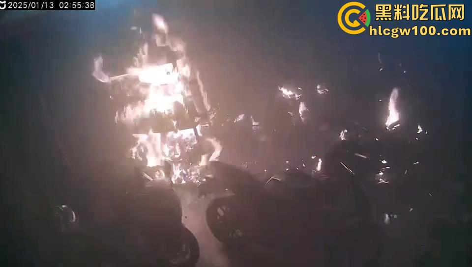 作死硬轰摩托油门导致起火,两个二逼有灭火器不用,短短5分钟整个店的摩托车都烧光了-5