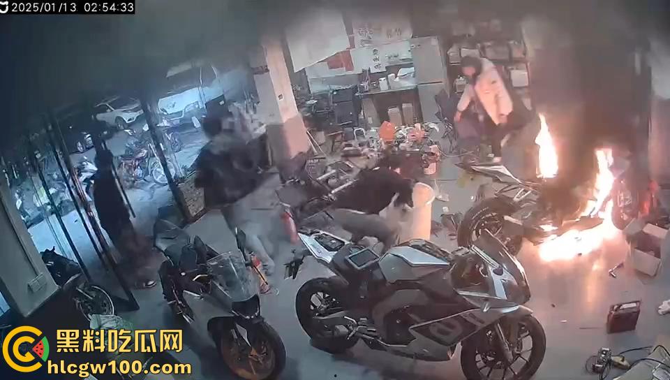 作死硬轰摩托油门导致起火,两个二逼有灭火器不用,短短5分钟整个店的摩托车都烧光了-6