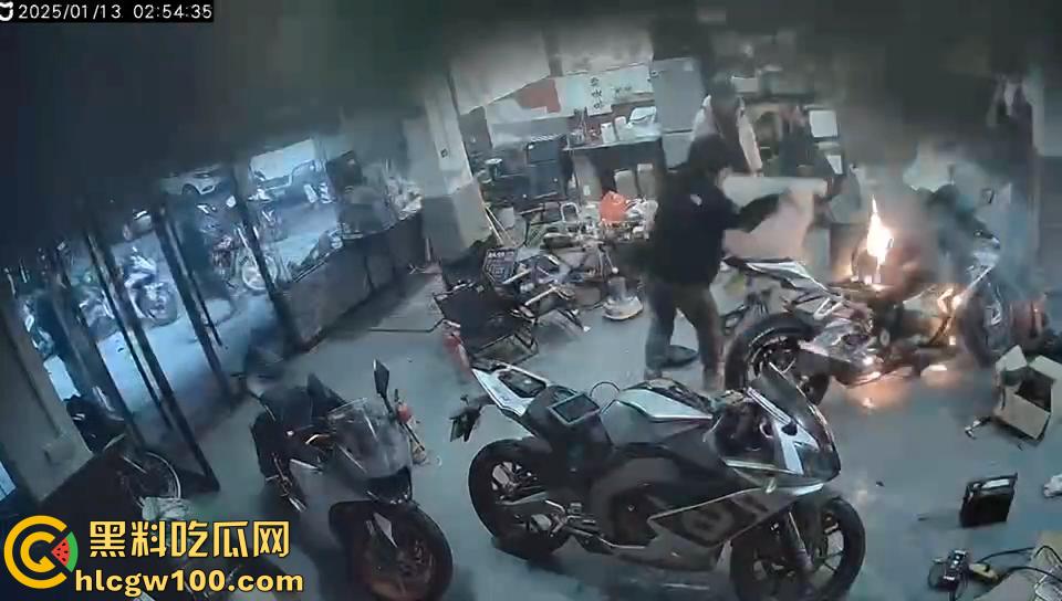作死硬轰摩托油门导致起火,两个二逼有灭火器不用,短短5分钟整个店的摩托车都烧光了-7