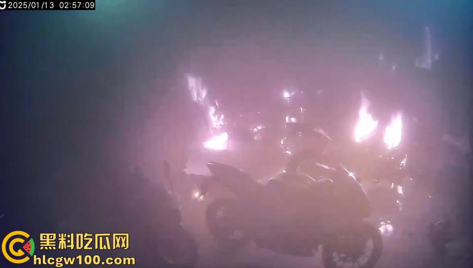作死硬轰摩托油门导致起火,两个二逼有灭火器不用,短短5分钟整个店的摩托车都烧光了-8