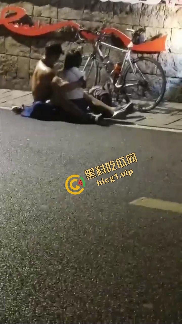 骑行圈最新淫乱！杭州龙井村 男女骑友 路边女上位开干 路过骑友当场报警！-8