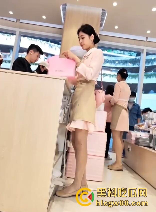 空姐不一定在飞机上，也可能在好利来！约啪好利来极品女店员【秦舒怡】 反差母狗无套输出 很有撸点！-8