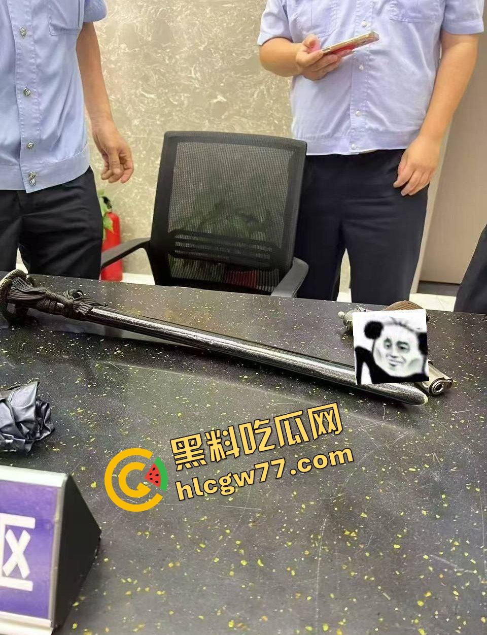 武汉汉正街深夜烧烤摊突发连环枪击案,四声枪响瞬间两人爆头一人穿胸,哥们哪来的枪?-31