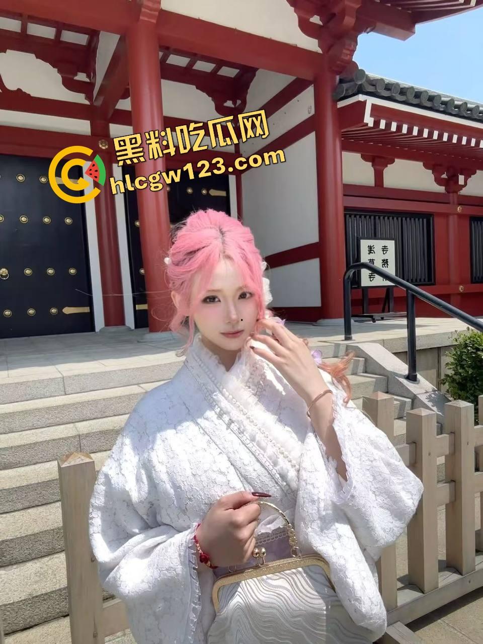 这夫妻太会玩,老婆前后开花,嘴伺候单男玩毒龙,屁股接力骑兵后入,老公只负责打光拍摄记录!-4