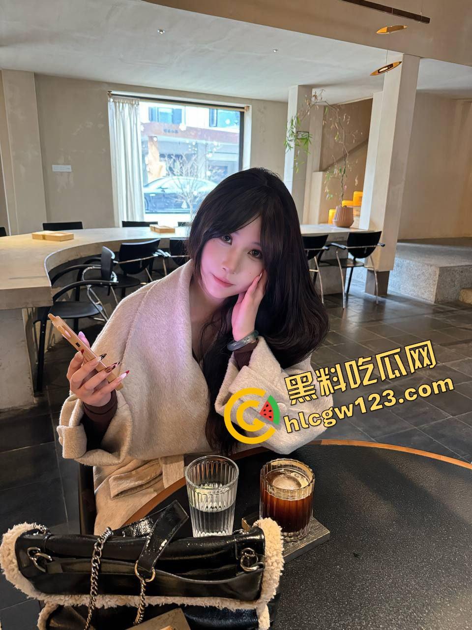 PK打到奶子都掉出来了,快手精神妹转战抖音,一局一露,每输一场掉一件各种露奶局!-1