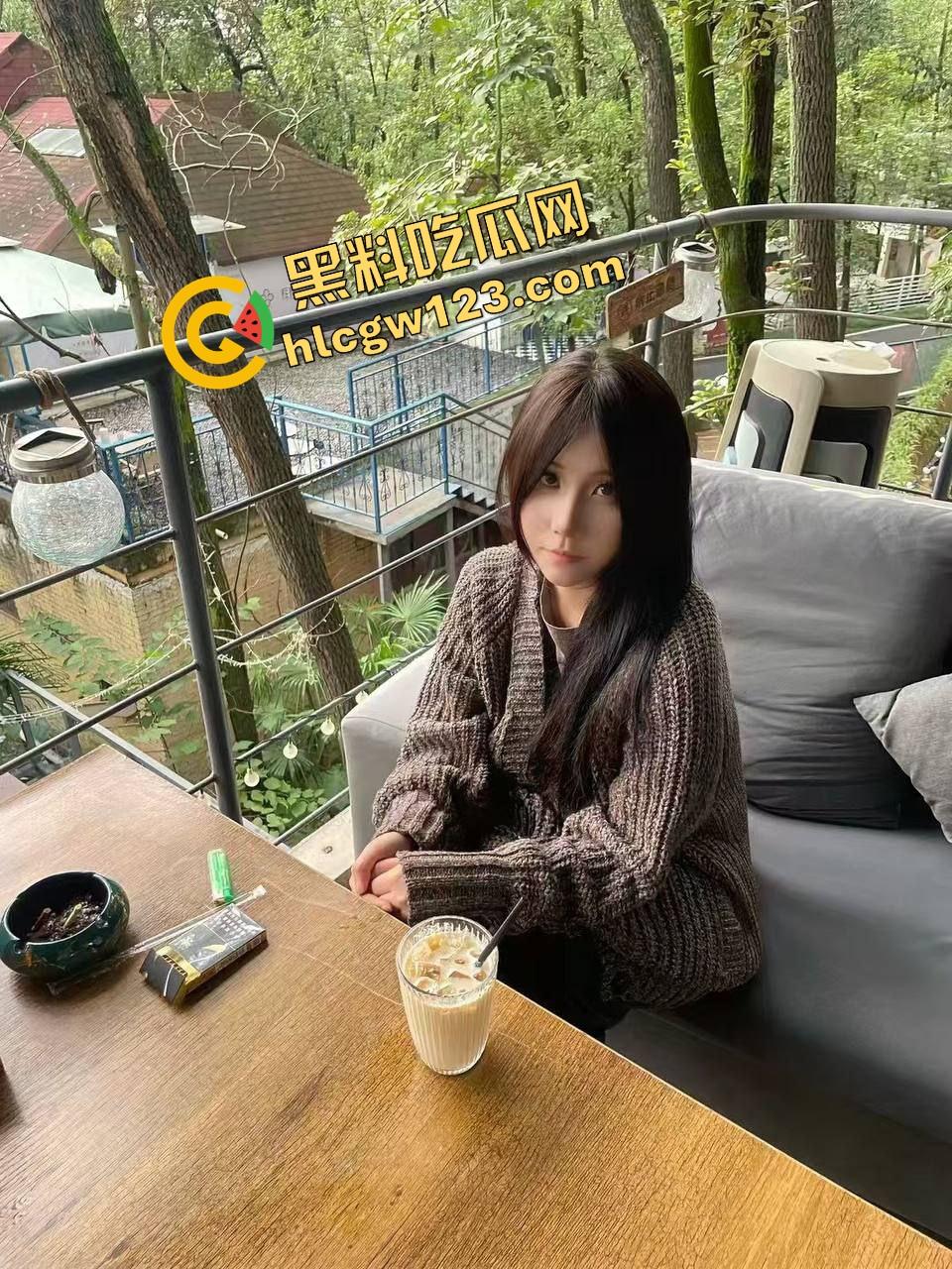 PK打到奶子都掉出来了,快手精神妹转战抖音,一局一露,每输一场掉一件各种露奶局!-2