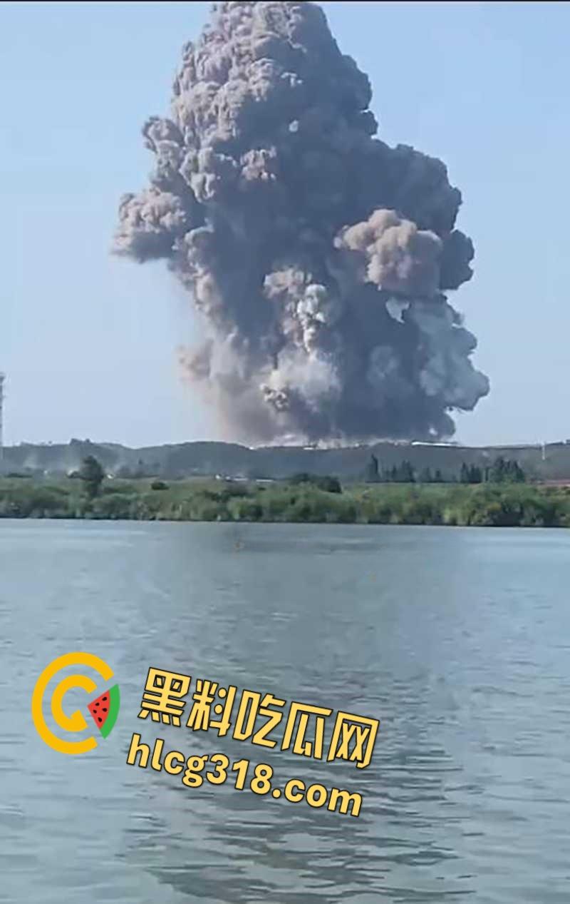 湖南常德临澧花炮厂发生爆炸，现场火光冲天蘑菇云升起，该厂曾因消防问题被罚，这回厂家可要破产咯 ！-5