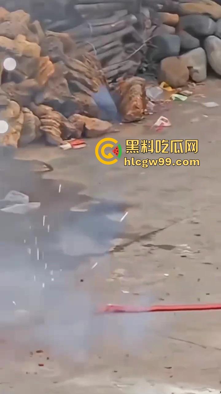 福建泉州村民豪横迎元宵,一村子的鞭炮堆一起炸 烟雾蘑菇云腾空而起 现场气势堪比小型核试验!-1