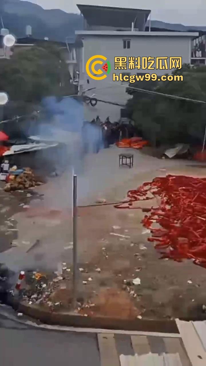 福建泉州村民豪横迎元宵,一村子的鞭炮堆一起炸 烟雾蘑菇云腾空而起 现场气势堪比小型核试验!-2