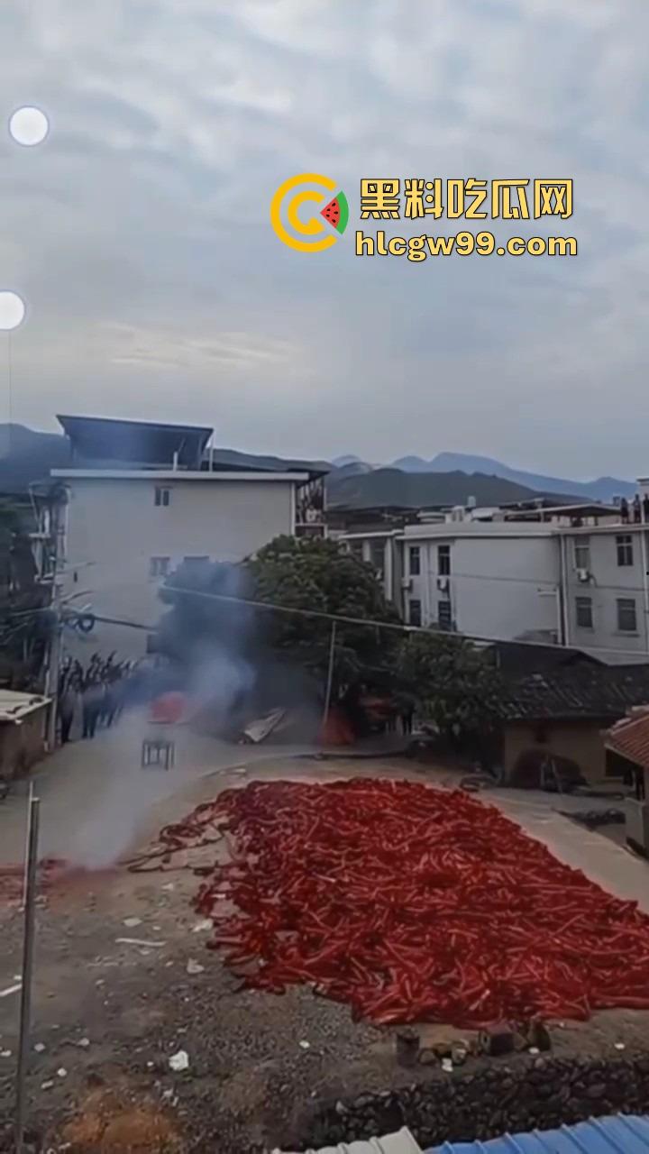 福建泉州村民豪横迎元宵,一村子的鞭炮堆一起炸 烟雾蘑菇云腾空而起 现场气势堪比小型核试验!-3