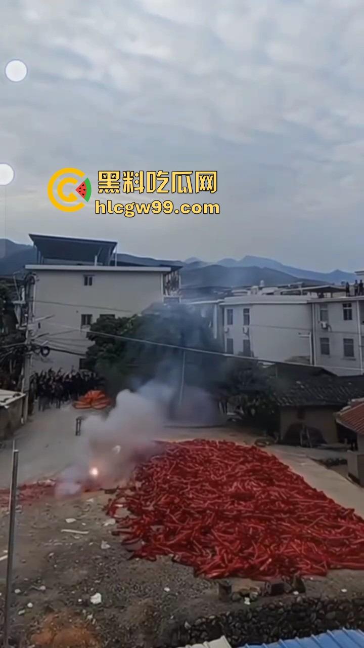 福建泉州村民豪横迎元宵,一村子的鞭炮堆一起炸 烟雾蘑菇云腾空而起 现场气势堪比小型核试验!-4